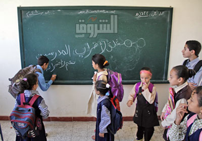 تلاميذ بمدرسة الجهاد بمركز أبو النمرس وقد دون أحدهم عبارة تأييد للإضراب علي السبورة<br/><br/>تصوير: إيمان هلال